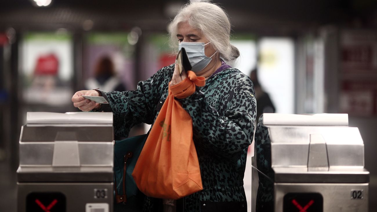 Una persona mayor accede al metro de Madrid
