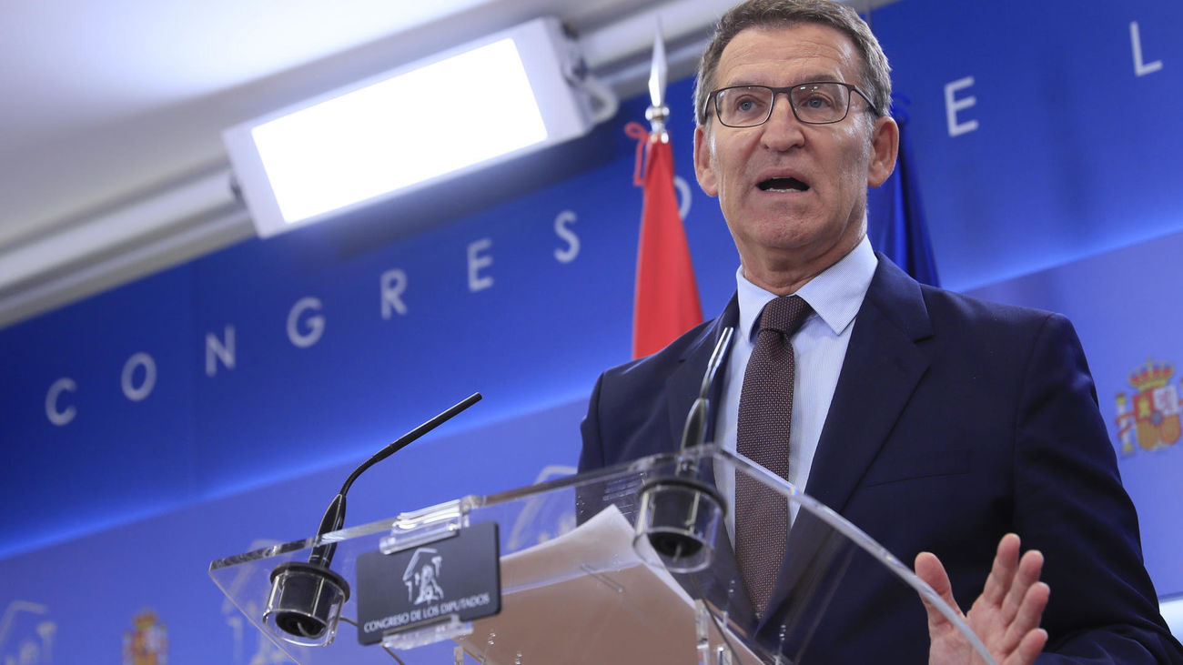 El líder del PP, Alberto Núñez Feijóo, durante la rueda de prensa ofrecida tras la reunión mantenida con el rey Felipe VI