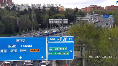 Reabierta la M-40 en Villaverde tras estar cortada por el incendio de un coche