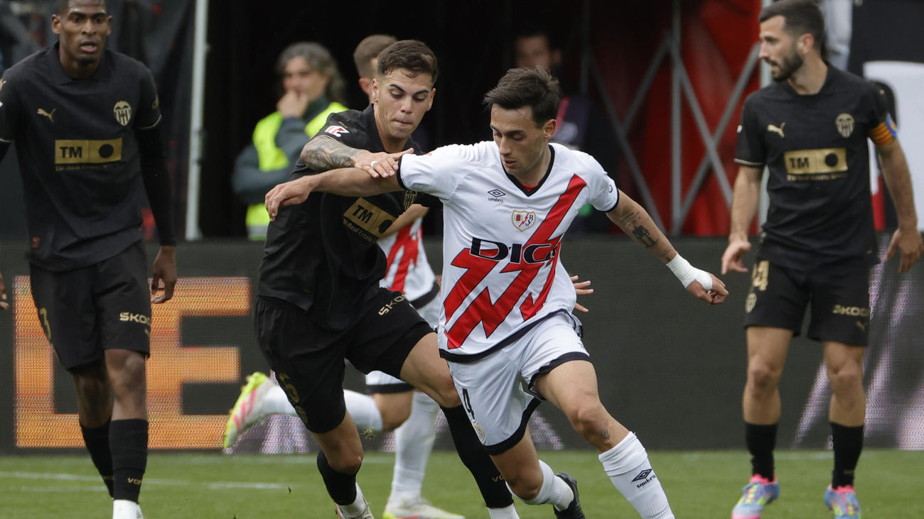 Pedro Díaz protege el balón con un jugador del Valencia