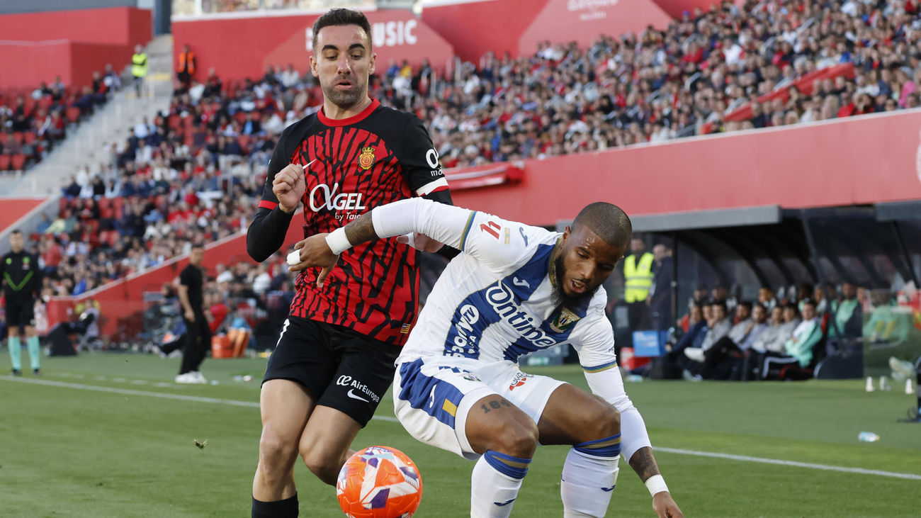 El centrocampista del Mallorca Sergi Darder lucha con Valentin Rosier, del Leganés