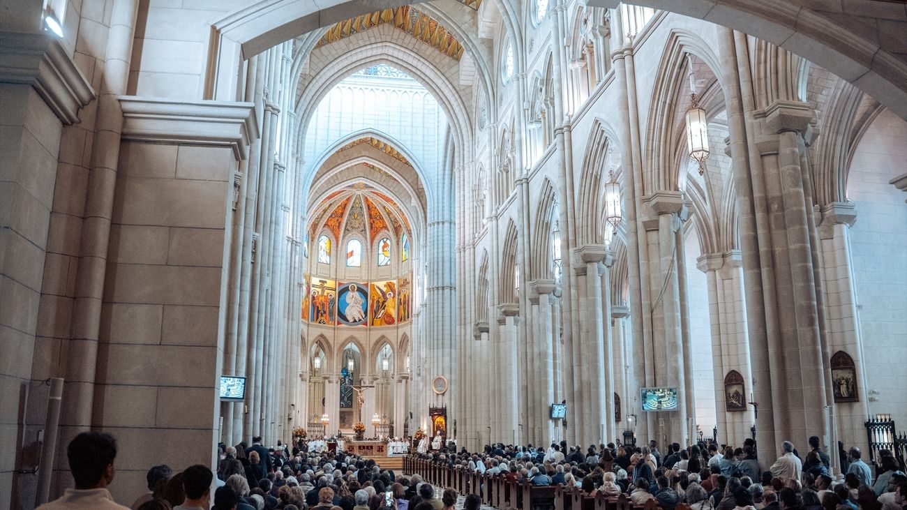 Fieles asisten a una misa en la Catedral de la Almudena en honor al Papa Francisco el pasado 21 de abril