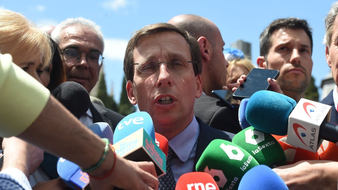El alcalde de Madrid, José Luis Martínez-Almeida, atiende a los medios en la pradera de San Isidro